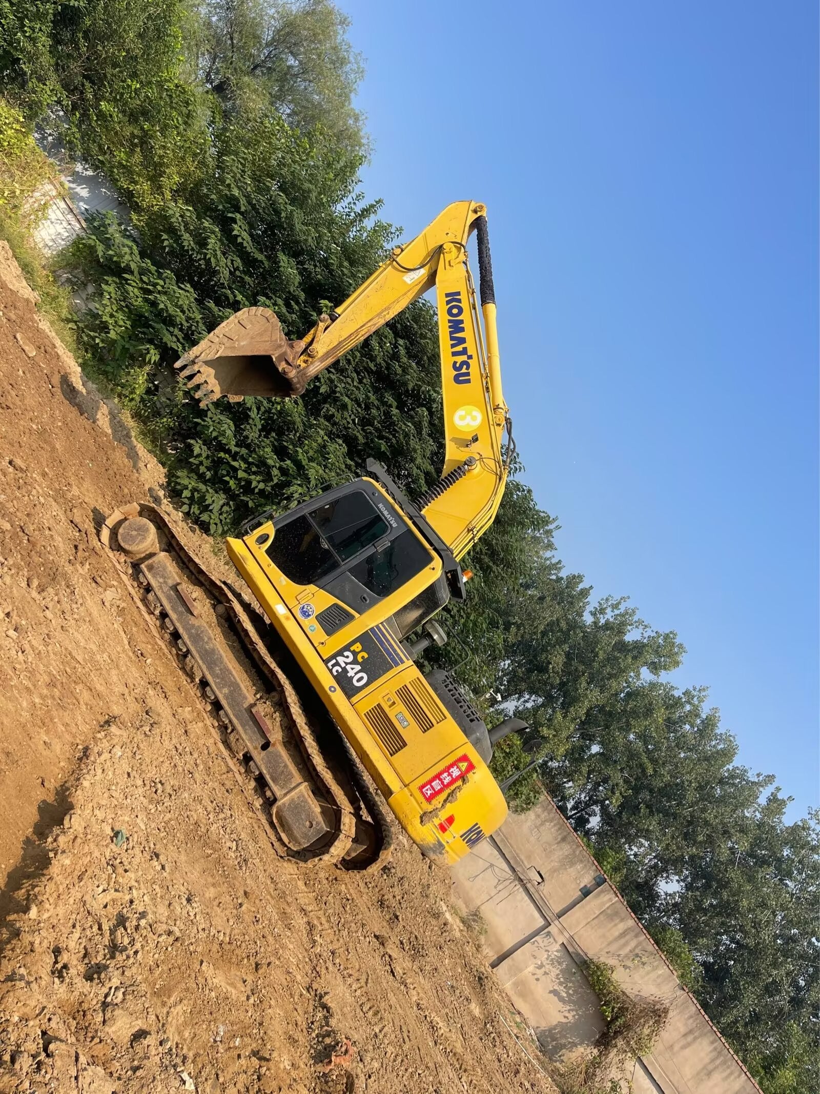 Komatsu 240